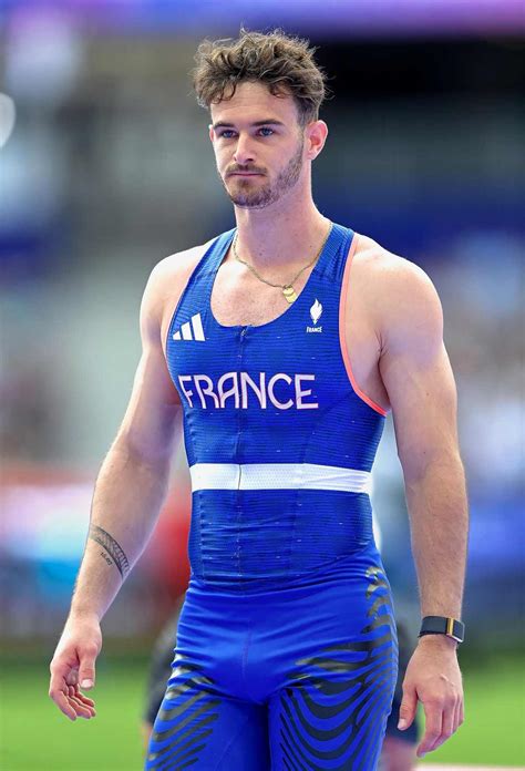 Pole Vaulter Anthony Ammirati Looks Jacked in Shirtless Training。